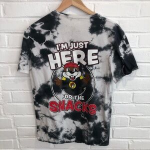 Buc-ee's Medium Black Grey Tie Dye "I’m Just Here for the Snacks" T-Shirt